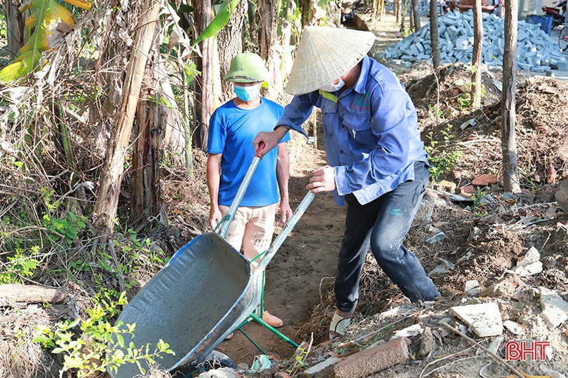 Người dân Hà Tĩnh phấn khởi làm nông thôn mới trong kỳ nghỉ lễ ảnh 10 Người dân Hà Tĩnh phấn khởi làm nông thôn mới trong kỳ nghỉ lễ