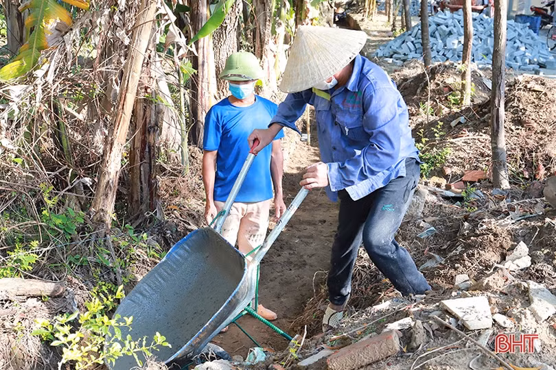Người dân Hà Tĩnh phấn khởi làm nông thôn mới trong kỳ nghỉ lễ