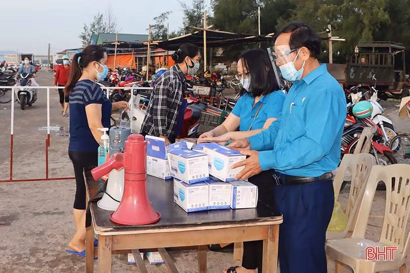 Đẩy mạnh tuyên truyền phòng dịch tại khu vực bến cá Cồn Gò