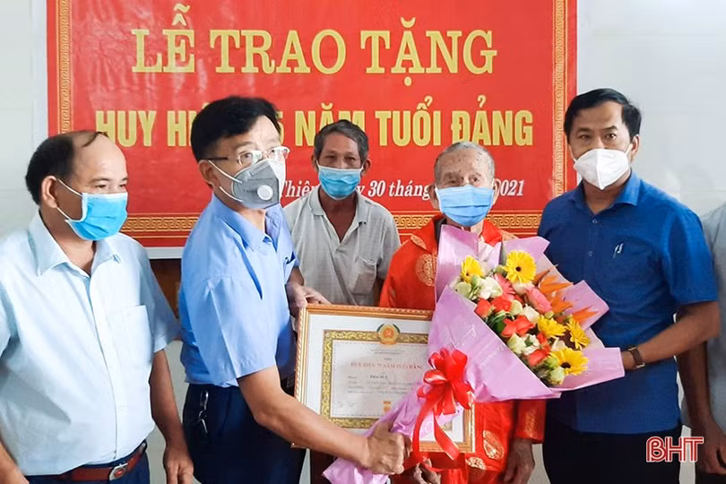 Trao Huy hiệu cho đảng viên 75 năm tuổi Đảng ở Can Lộc