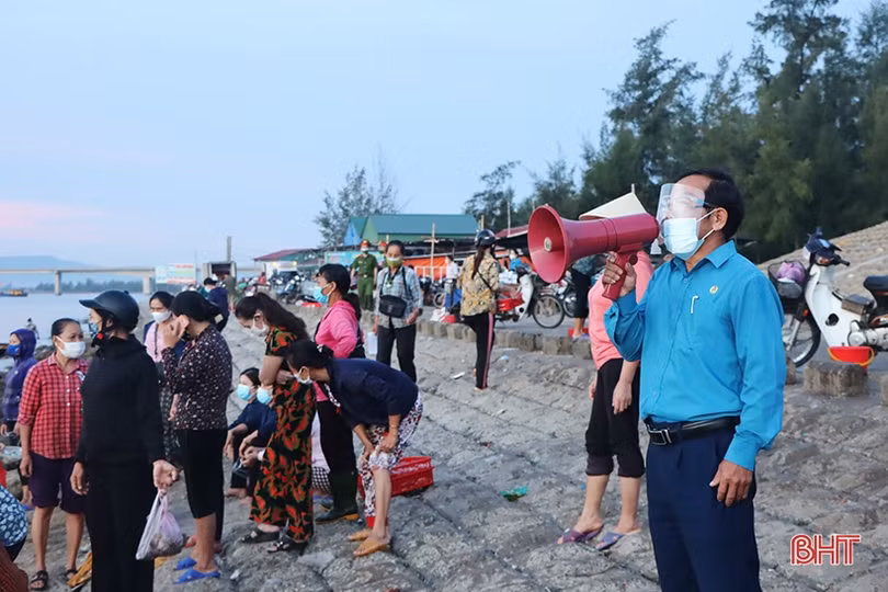 Đẩy mạnh tuyên truyền phòng dịch tại khu vực bến cá Cồn Gò