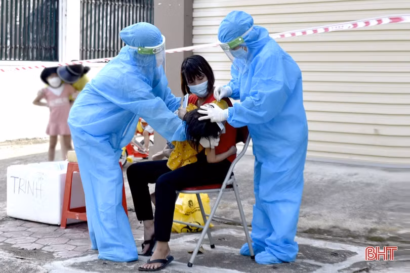 Cán bộ y tế TX Hồng Lĩnh nỗ lực lấy 4.000 mẫu xét nghiệm tầm soát diện rộng