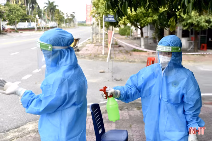 Cán bộ y tế TX Hồng Lĩnh nỗ lực lấy 4.000 mẫu xét nghiệm tầm soát diện rộng