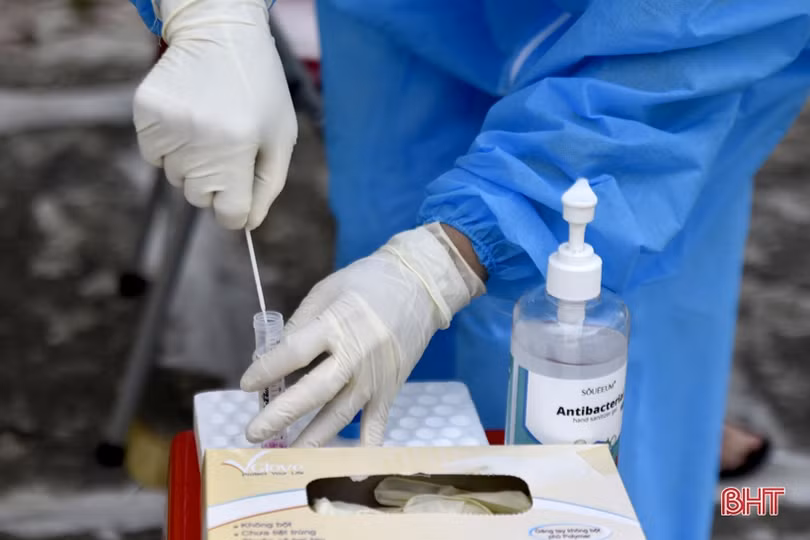 Cán bộ y tế TX Hồng Lĩnh nỗ lực lấy 4.000 mẫu xét nghiệm tầm soát diện rộng