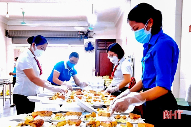 Hơn 380 triệu đồng, 8.500 suất cơm hỗ trợ TX Hồng Lĩnh phòng chống dịch 