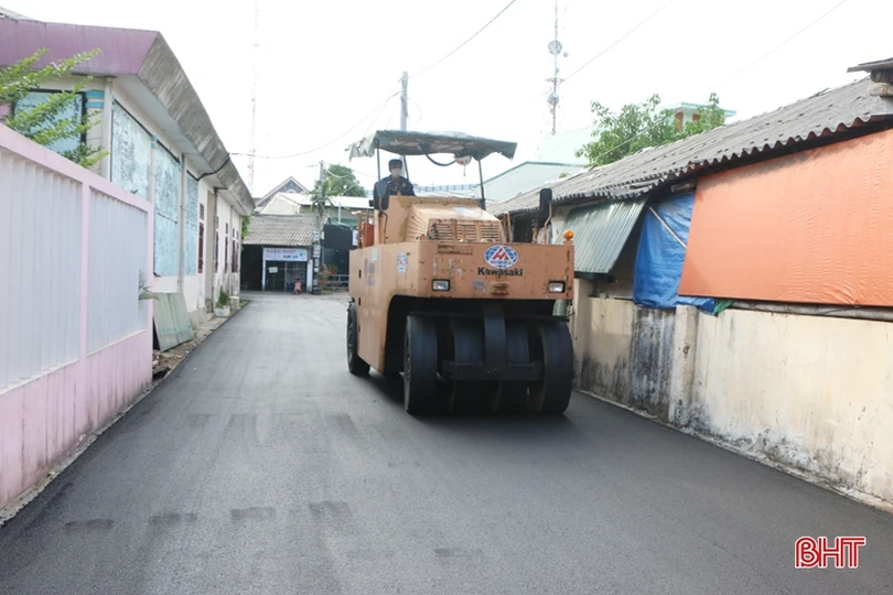 TP Hà Tĩnh đẹp hơn từ những con đường thảm nhựa nóng