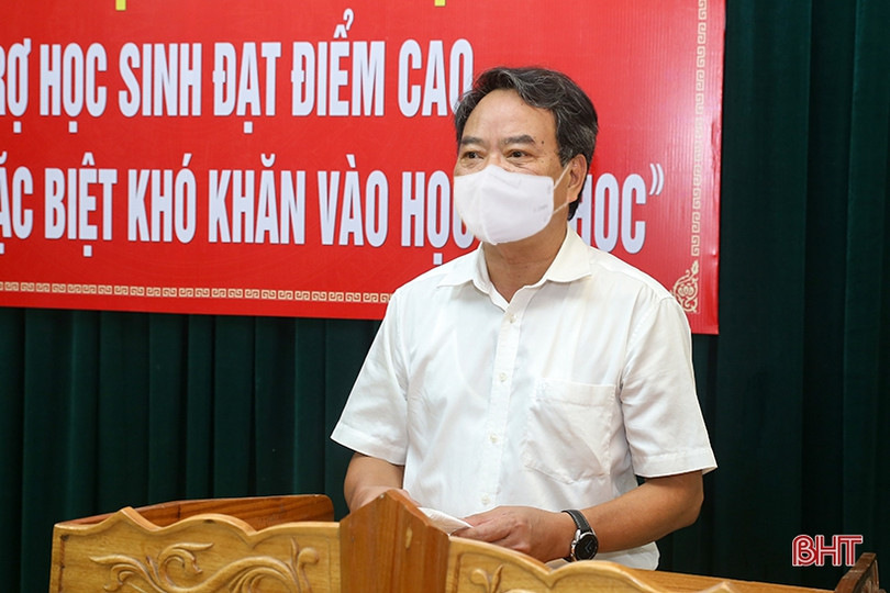 Các cơ quan, doanh nghiệp Hà Tĩnh ủng hộ Quỹ “Hỗ trợ học sinh đạt điểm cao, hoàn cảnh đặc biệt khó khăn vào đại học”