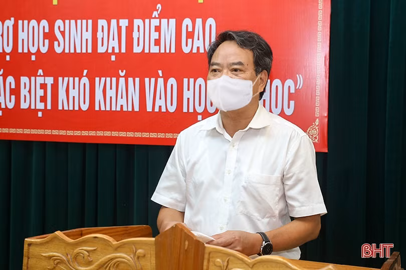 Các cơ quan, doanh nghiệp Hà Tĩnh ủng hộ Quỹ “Hỗ trợ học sinh đạt điểm cao, hoàn cảnh đặc biệt khó khăn vào đại học”