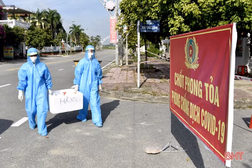 Cán bộ y tế TX Hồng Lĩnh nỗ lực lấy 4.000 mẫu xét nghiệm tầm soát diện rộng