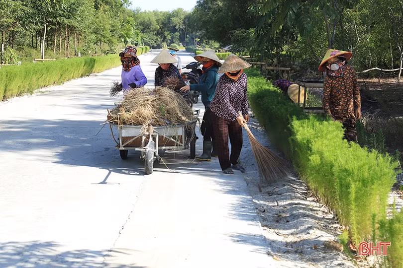 Người dân Hà Tĩnh phấn khởi làm nông thôn mới trong kỳ nghỉ lễ