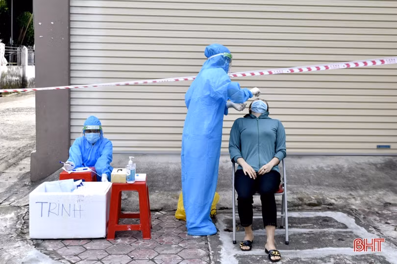 Cán bộ y tế TX Hồng Lĩnh nỗ lực lấy 4.000 mẫu xét nghiệm tầm soát diện rộng