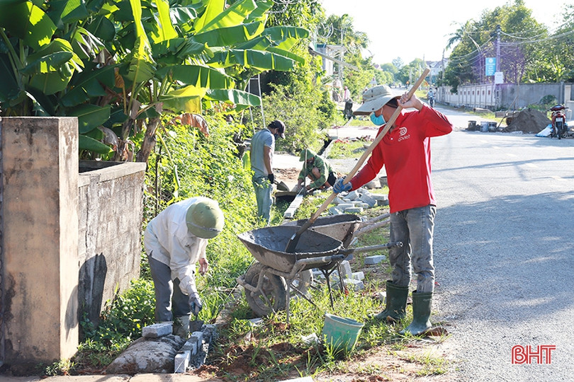 Người dân Hà Tĩnh phấn khởi làm nông thôn mới trong kỳ nghỉ lễ ảnh 7 Người dân Hà Tĩnh phấn khởi làm nông thôn mới trong kỳ nghỉ lễ