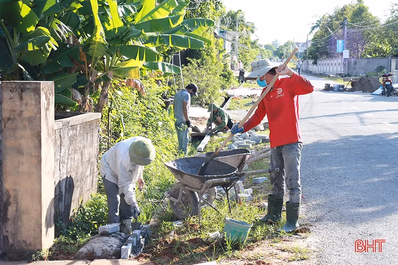 Người dân Hà Tĩnh phấn khởi làm nông thôn mới trong kỳ nghỉ lễ