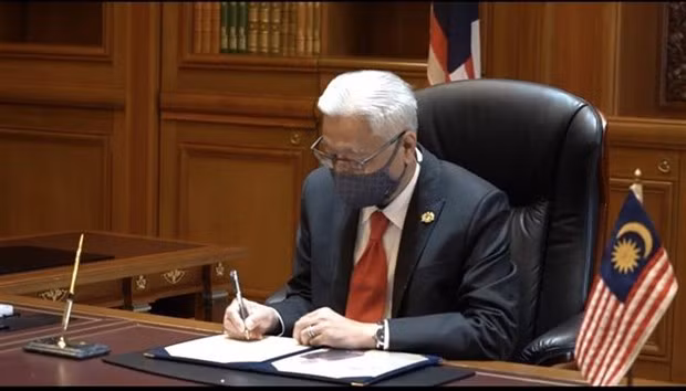 Thủ tướng Malaysia phải cách ly, Jakarta mở lại 600 trường học