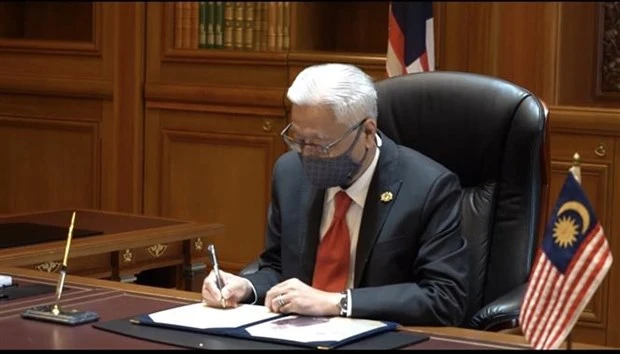 Thủ tướng Malaysia phải cách ly, Jakarta mở lại 600 trường học