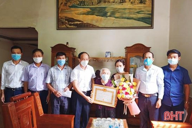 Trao Huy hiệu 75 năm tuổi Đảng cho 2 đảng viên ở Hương Sơn