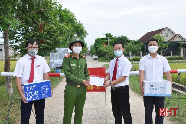 Agribank Can Lộc hỗ trợ 60 triệu đồng mua thiết bị dạy học và phòng dịch COVID-19