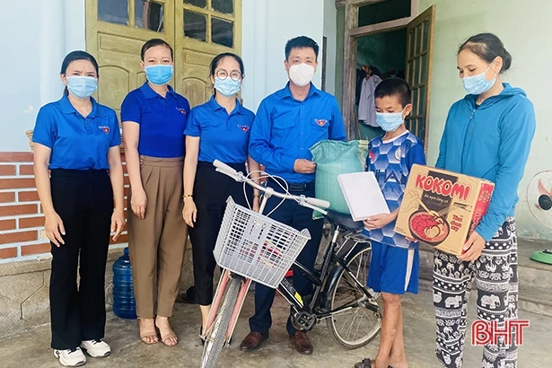 Tiếp sức cho học sinh nghèo Hà Tĩnh trước thềm năm học mới