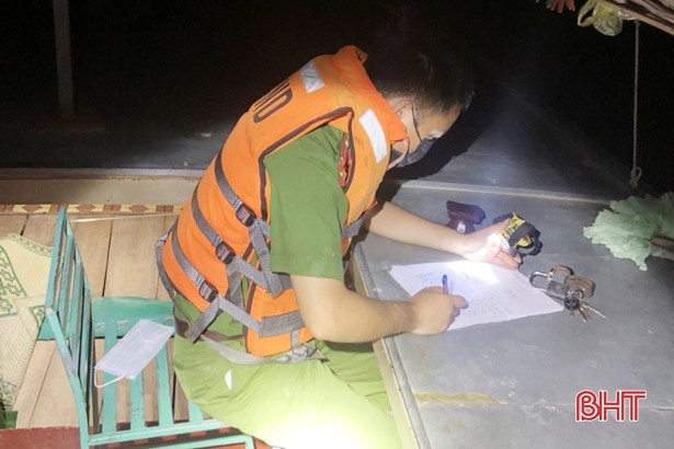 Bắt sà lan khai thác cát trái phép trên sông Lam 