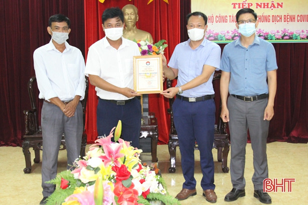 Công ty CP Hồng Lam Xuân Thành ủng hộ Hà Tĩnh gần 1 tỷ đồng phòng, chống dịch bệnh