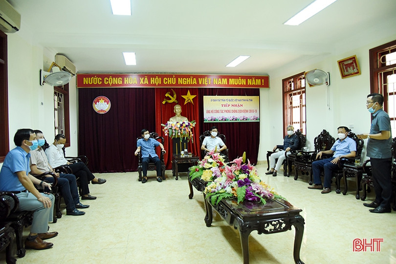 Các doanh nghiệp tại Lào trao tặng Hà Tĩnh 10.000 bộ kit test nhanh kháng nguyên