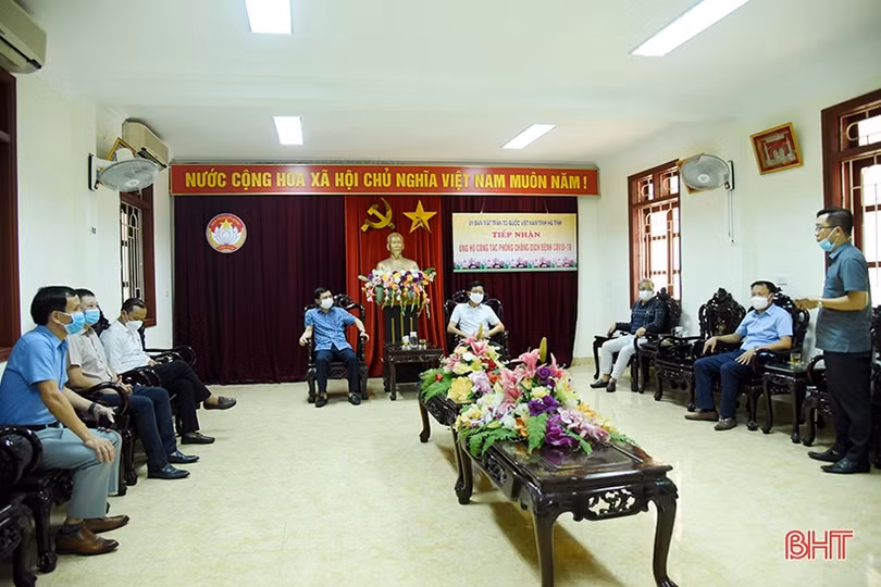 Các doanh nghiệp tại Lào trao tặng Hà Tĩnh 10.000 bộ kit test nhanh kháng nguyên