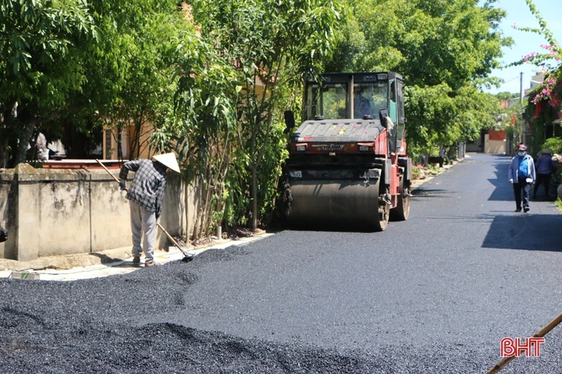 TP Hà Tĩnh đẹp hơn từ những con đường thảm nhựa nóng