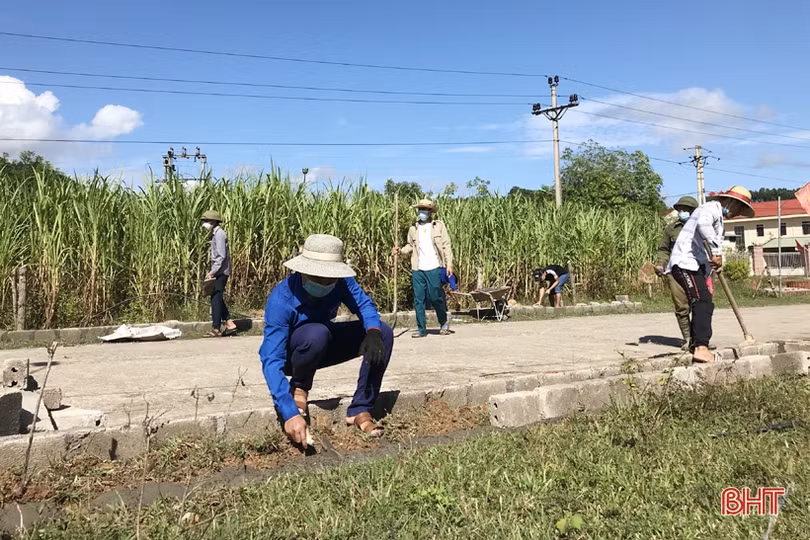 Người dân Hà Tĩnh phấn khởi làm nông thôn mới trong kỳ nghỉ lễ