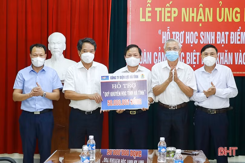 Các cơ quan, doanh nghiệp Hà Tĩnh ủng hộ Quỹ “Hỗ trợ học sinh đạt điểm cao, hoàn cảnh đặc biệt khó khăn vào đại học”