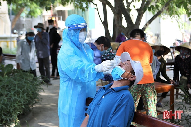 Xét nghiệm miễn phí sàng lọc COVID-19 cho người dân xã Tùng Lộc