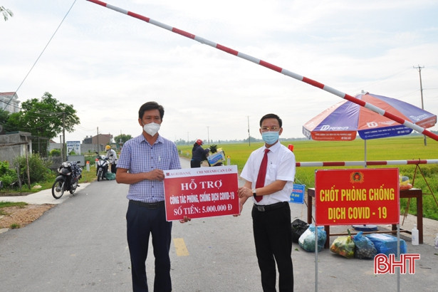 Agribank Can Lộc hỗ trợ 60 triệu đồng mua thiết bị dạy học và phòng dịch COVID-19