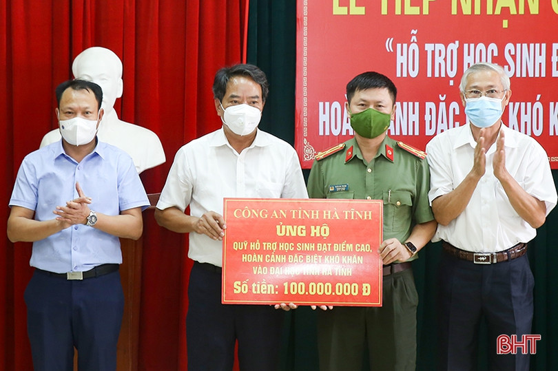 Các cơ quan, doanh nghiệp Hà Tĩnh ủng hộ Quỹ “Hỗ trợ học sinh đạt điểm cao, hoàn cảnh đặc biệt khó khăn vào đại học”
