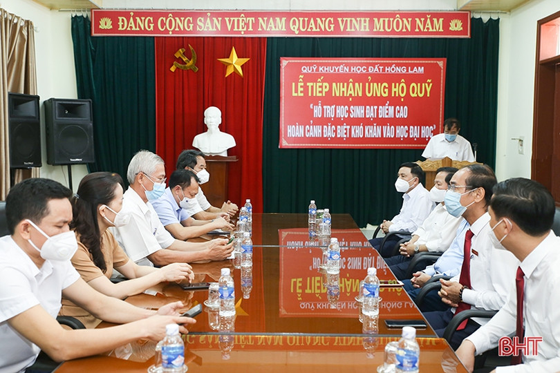 Các cơ quan, doanh nghiệp Hà Tĩnh ủng hộ Quỹ “Hỗ trợ học sinh đạt điểm cao, hoàn cảnh đặc biệt khó khăn vào đại học”