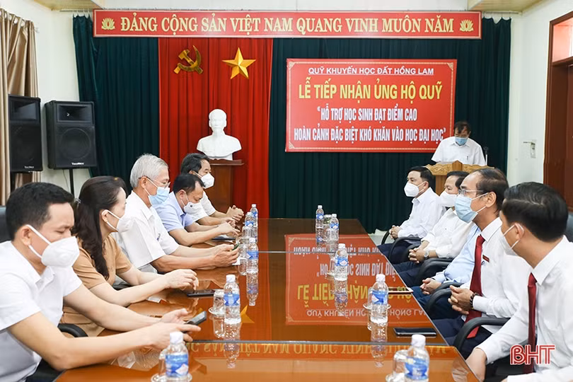 Các cơ quan, doanh nghiệp Hà Tĩnh ủng hộ Quỹ “Hỗ trợ học sinh đạt điểm cao, hoàn cảnh đặc biệt khó khăn vào đại học”