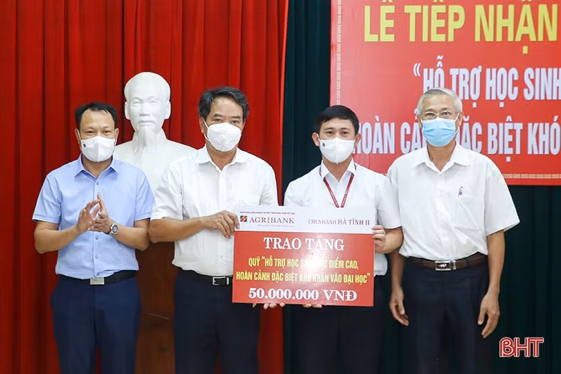 Các cơ quan, doanh nghiệp Hà Tĩnh ủng hộ Quỹ “Hỗ trợ học sinh đạt điểm cao, hoàn cảnh đặc biệt khó khăn vào đại học”