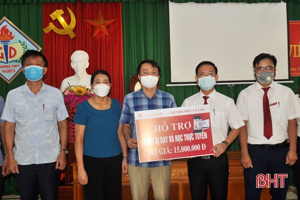 Agribank Can Lộc hỗ trợ 60 triệu đồng mua thiết bị dạy học và phòng dịch COVID-19