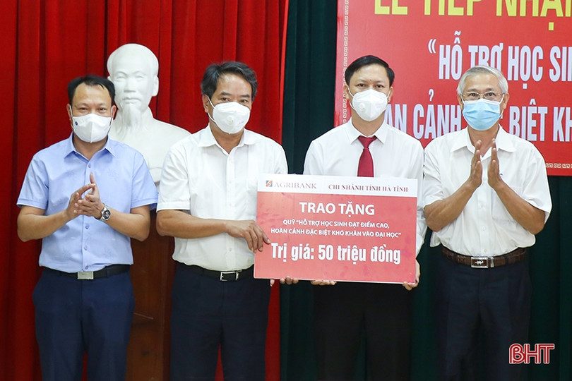 Các cơ quan, doanh nghiệp Hà Tĩnh ủng hộ Quỹ “Hỗ trợ học sinh đạt điểm cao, hoàn cảnh đặc biệt khó khăn vào đại học”