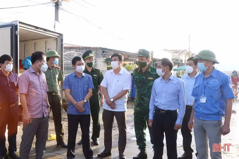 Lộc Hà, Cẩm Xuyên cần siết chặt hơn nữa công tác phòng, chống dịch tại cảng cá, bến cá