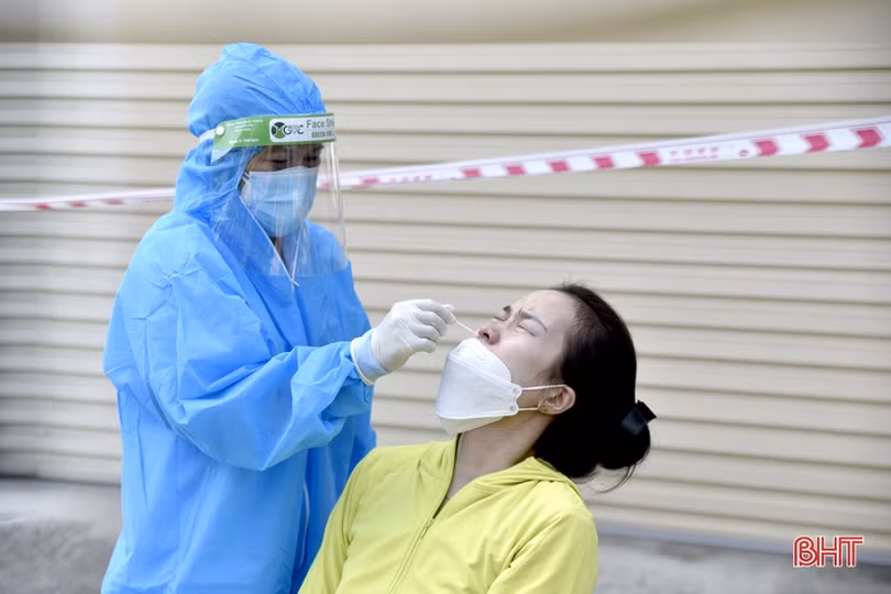 Cán bộ y tế TX Hồng Lĩnh nỗ lực lấy 4.000 mẫu xét nghiệm tầm soát diện rộng