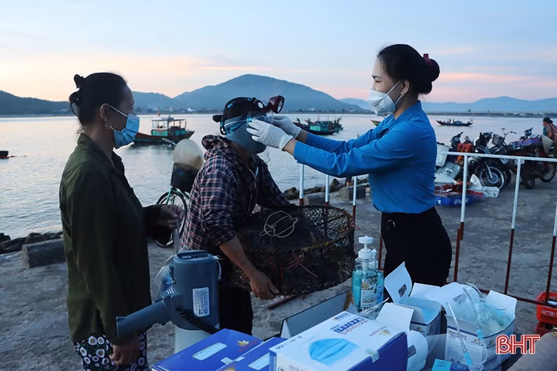 Đẩy mạnh tuyên truyền phòng dịch tại khu vực bến cá Cồn Gò