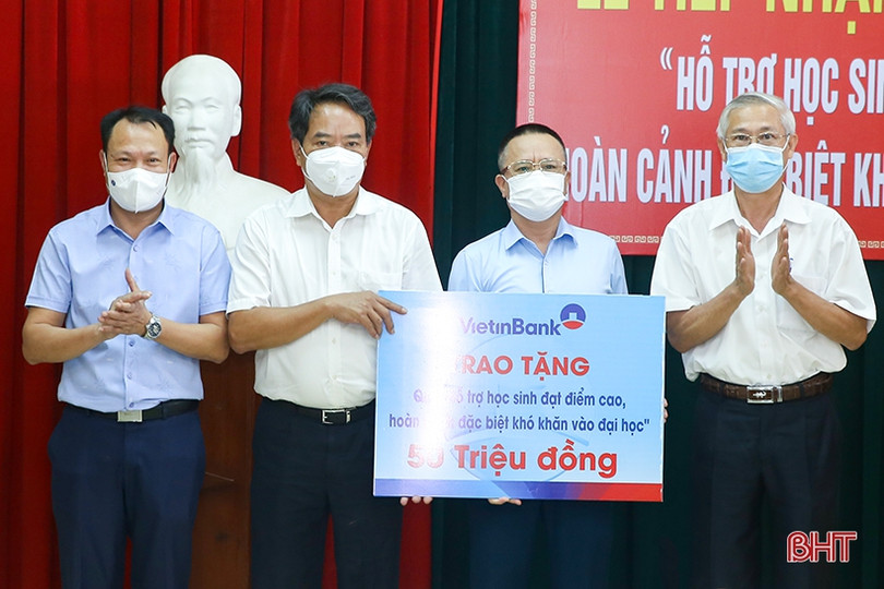 Các cơ quan, doanh nghiệp Hà Tĩnh ủng hộ Quỹ “Hỗ trợ học sinh đạt điểm cao, hoàn cảnh đặc biệt khó khăn vào đại học”