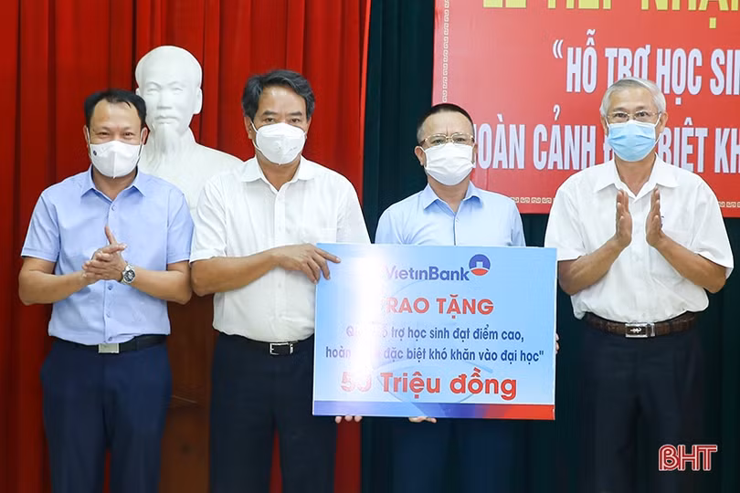 Các cơ quan, doanh nghiệp Hà Tĩnh ủng hộ Quỹ “Hỗ trợ học sinh đạt điểm cao, hoàn cảnh đặc biệt khó khăn vào đại học”