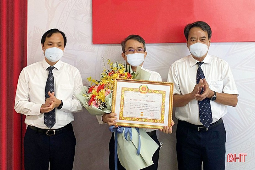 Trao Huy hiệu 30 năm tuổi Đảng cho Chủ nhiệm Ủy ban Kiểm tra Tỉnh ủy Hà Tĩnh