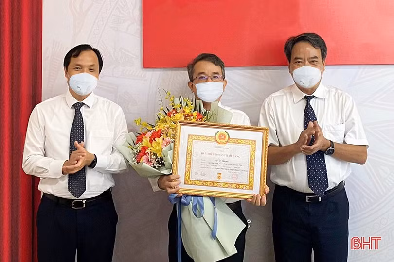 Trao Huy hiệu 30 năm tuổi Đảng cho Chủ nhiệm Ủy ban Kiểm tra Tỉnh ủy Hà Tĩnh