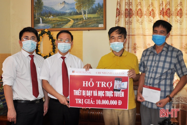 Agribank Can Lộc hỗ trợ 60 triệu đồng mua thiết bị dạy học và phòng dịch COVID-19