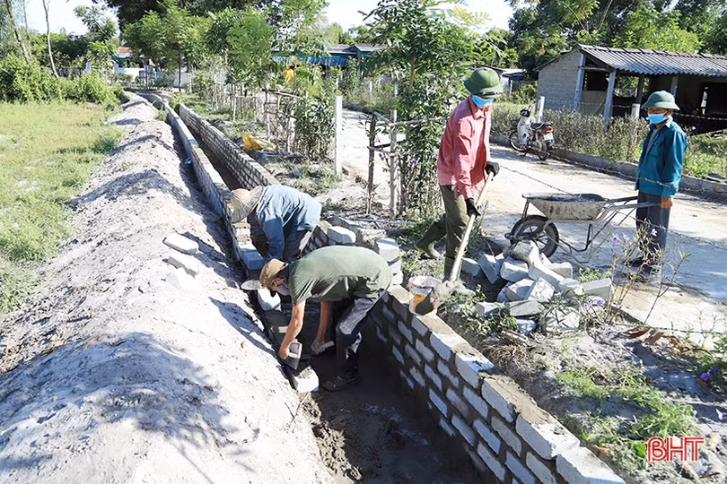 Người dân Hà Tĩnh phấn khởi làm nông thôn mới trong kỳ nghỉ lễ
