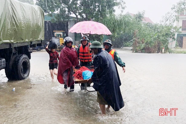 Những người lính quả cảm trên mặt trận phòng, chống thiên tai ở Hà Tĩnh