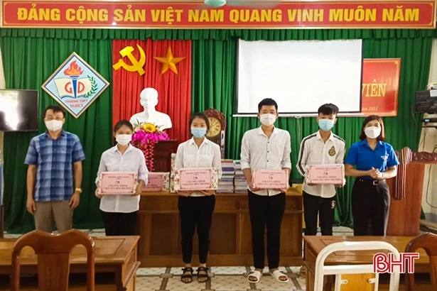 Tiếp sức cho học sinh nghèo Hà Tĩnh trước thềm năm học mới