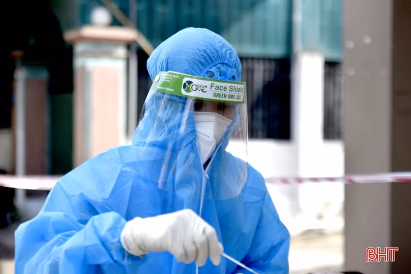 Cán bộ y tế TX Hồng Lĩnh nỗ lực lấy 4.000 mẫu xét nghiệm tầm soát diện rộng