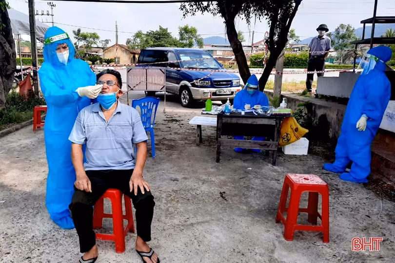 Cán bộ y tế TX Hồng Lĩnh nỗ lực lấy 4.000 mẫu xét nghiệm tầm soát diện rộng